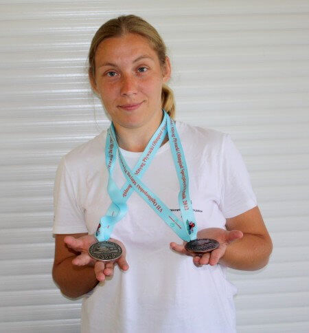 Anna Łopacińska prezentuje medale