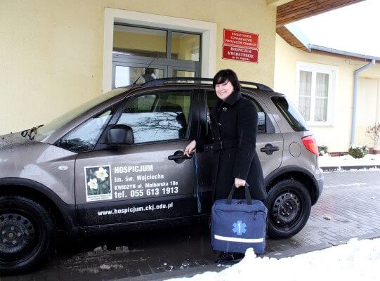 Marzena Tuptyńska wsiada do samochodu