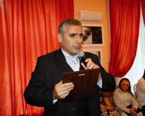 Dariusz Majorek składa gratulacje z okazji 20 lat funkcjonowania WTZ w Kwidzynie