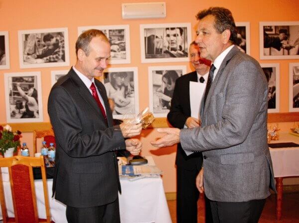 Czesław Czyżewski przyjmuje z rąk Kazimierza Gorlewicza prezesa Fundacji „Misericordia” medal „Przyjaciel WTZ”