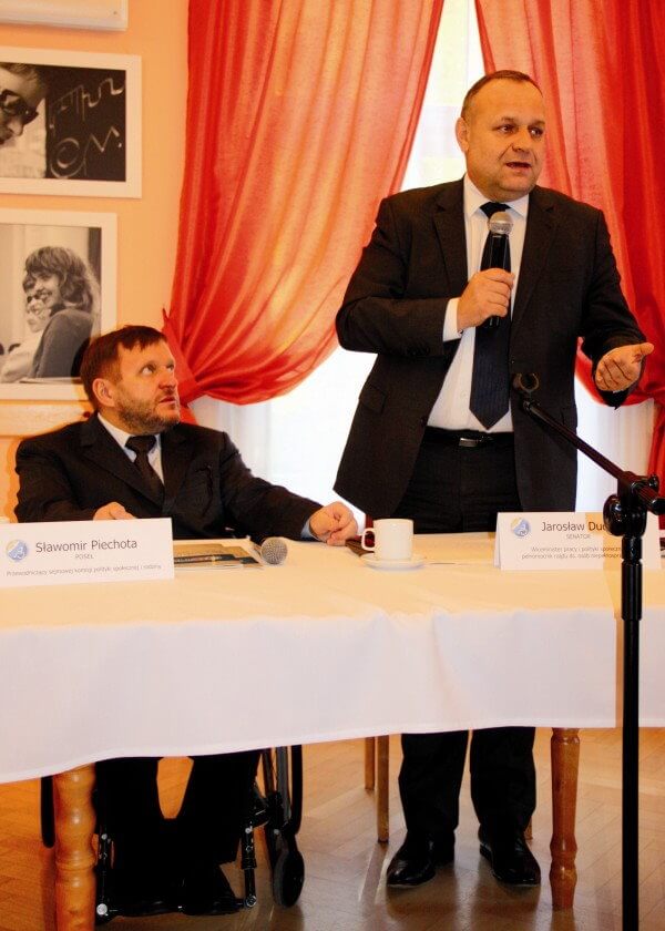 Sławomir Piechota i Jarosław Duda przemawiają podczas konferencji