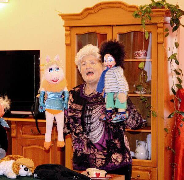 Freda Leniewicz podczas spektaklu z lalkami