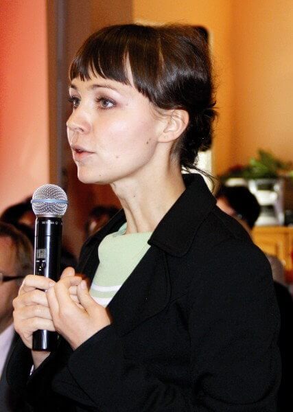 Aleksandra Sikorska z mikrofonem