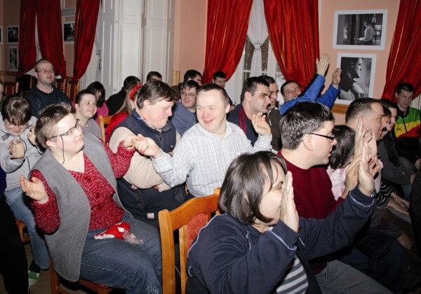 Uczestnicy Warsztatu Terapii Zajęciowej w Kwidzynie oglądają spektakl