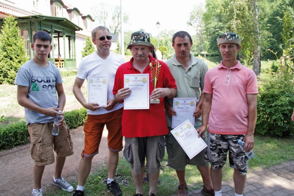 Zespół z Domu Pomocy Społecznej w Ryjewie z dyplomami