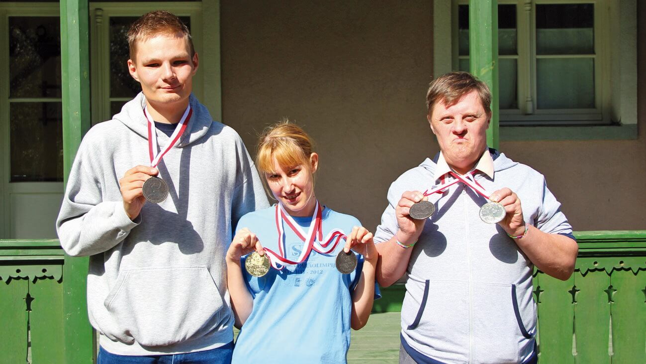 Zawodnicy z Klubu Olimpiad Specjalnych przy Warsztacie Terapii Zajęciowej w Kwidzynie z medalami
