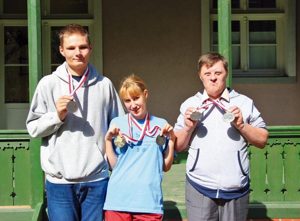 Zawodnicy z Klubu Olimpiad Specjalnych przy Warsztacie Terapii Zajęciowej w Kwidzynie z medalami