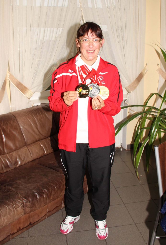 Agnieszka Karpińska prezentuje medale