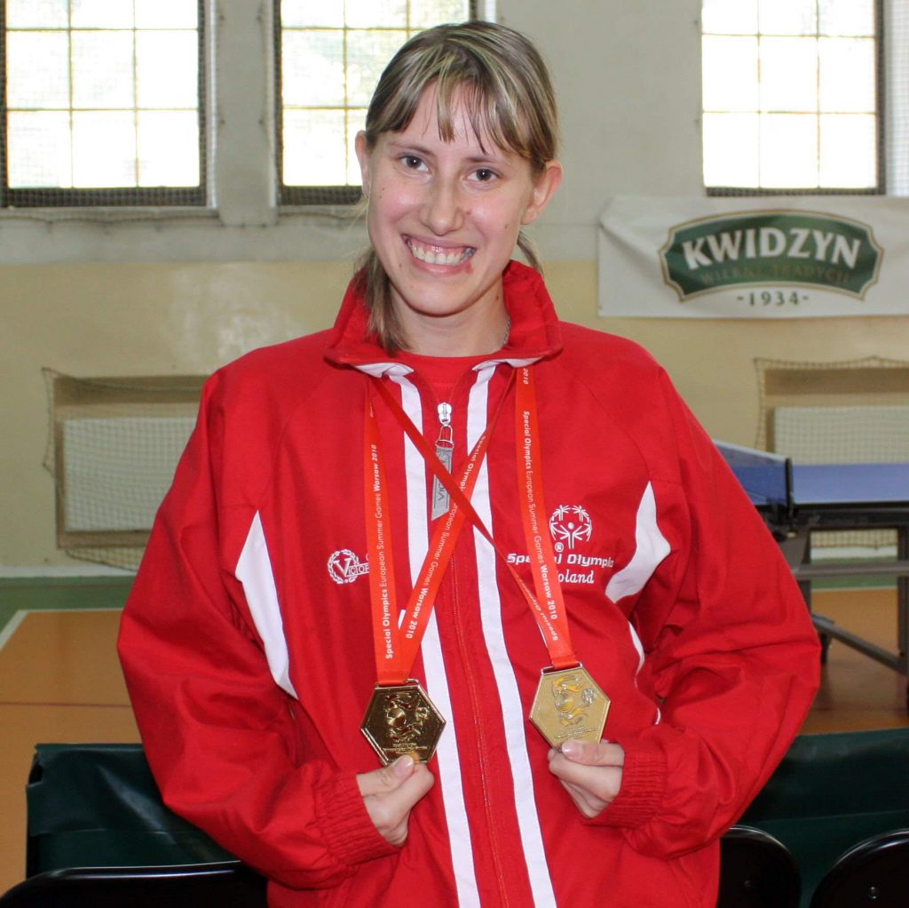 Klaudia Klonowska prezentuje medale