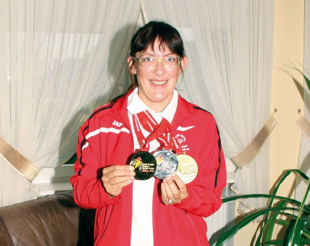 Agnieszka Karpińska prezentuje medale
