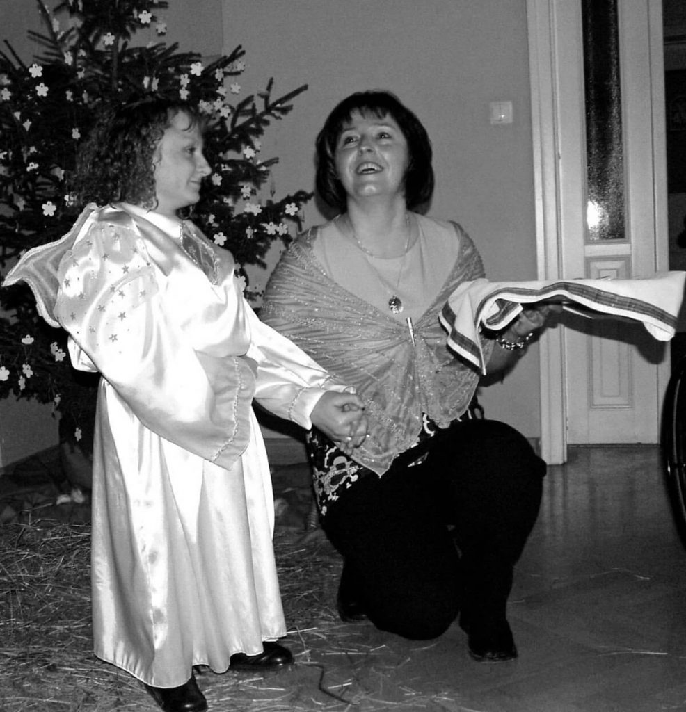 Czarno-białe zdjęcie Ani Czubały z kobietą o niskim wzroście