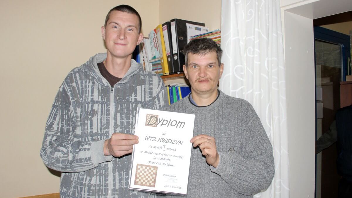 Mariusz Kobus i Artur Jurczak z dyplomem dla Warsztatu Terapii Zajęciowej w Kwidzynie za zajęcie pierwszego miejsca