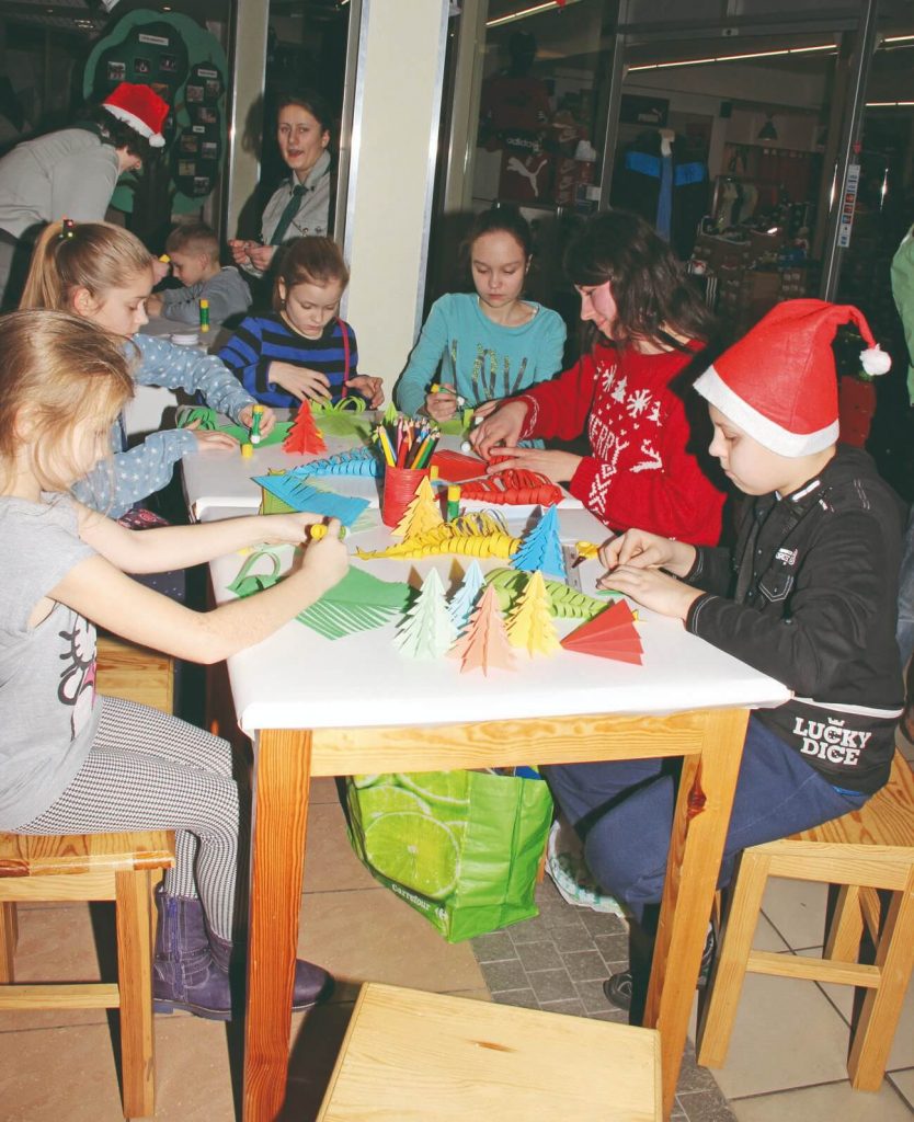 Zajęcia plastyczne z dziećmi podczas kiermaszu świątecznego