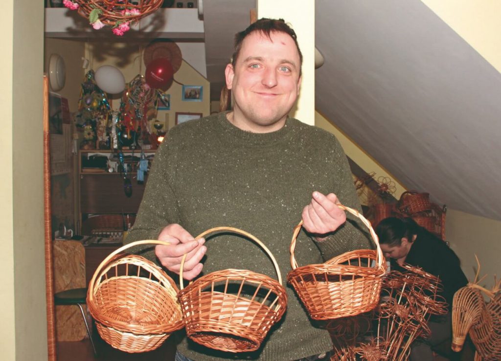 Uczestnik Warsztatu Terapii Zajęciowej w Kwidzynie z wiklinowymi koszyczkami