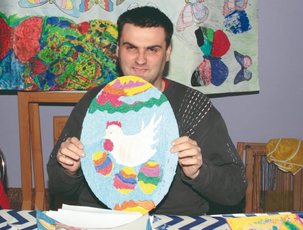 Uczestnik Warsztatu Terapii Zajęciowej w Kwidzynie z pracą plastyczną przedstawiającą jajko wielkanocne