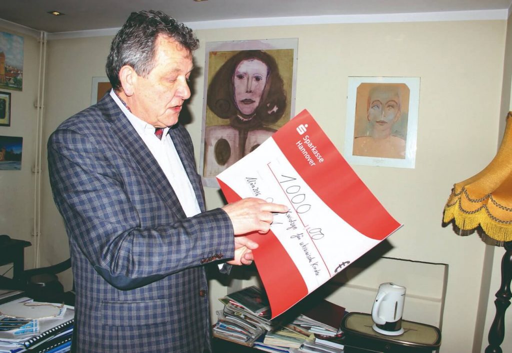 Kazimierz Gorlewicz z symbolicznym czekiem na 1000 euro