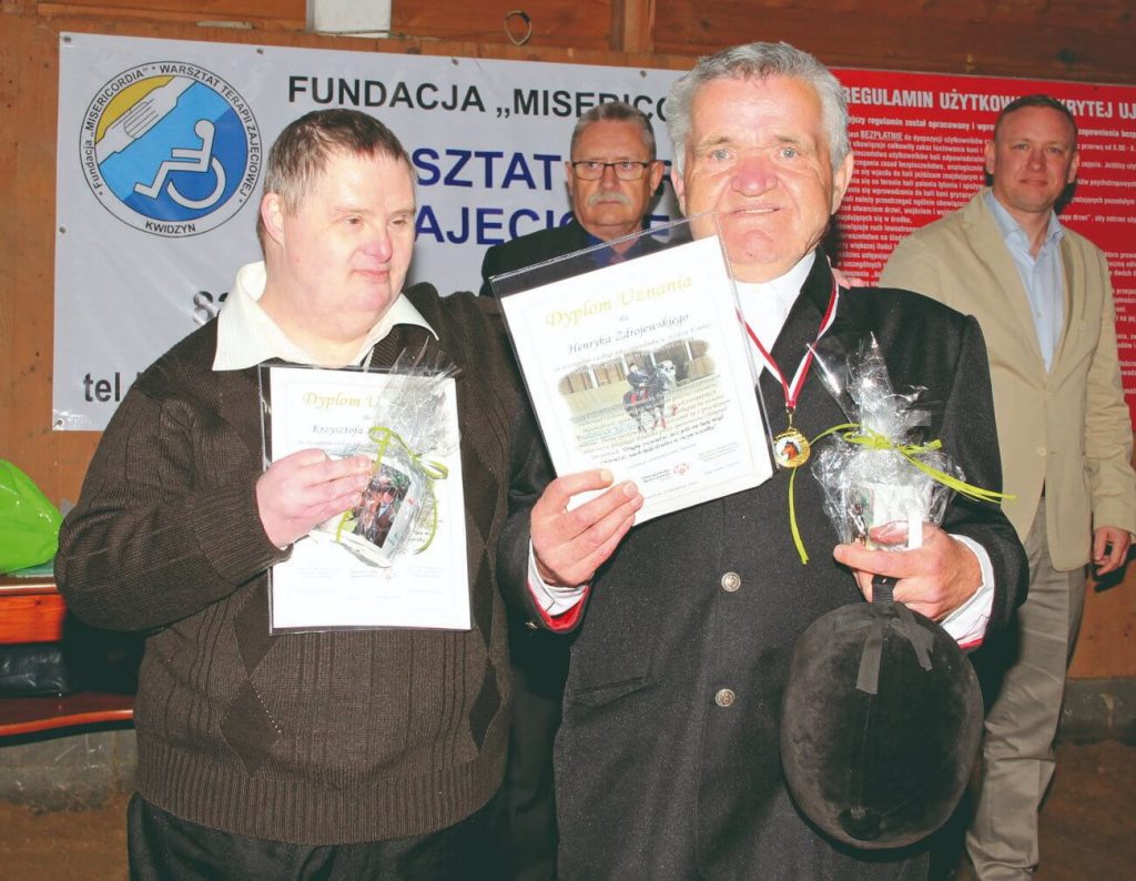 Henryk Zdrojewski i Krzysztof Zdziarski z dyplomami i upominkami