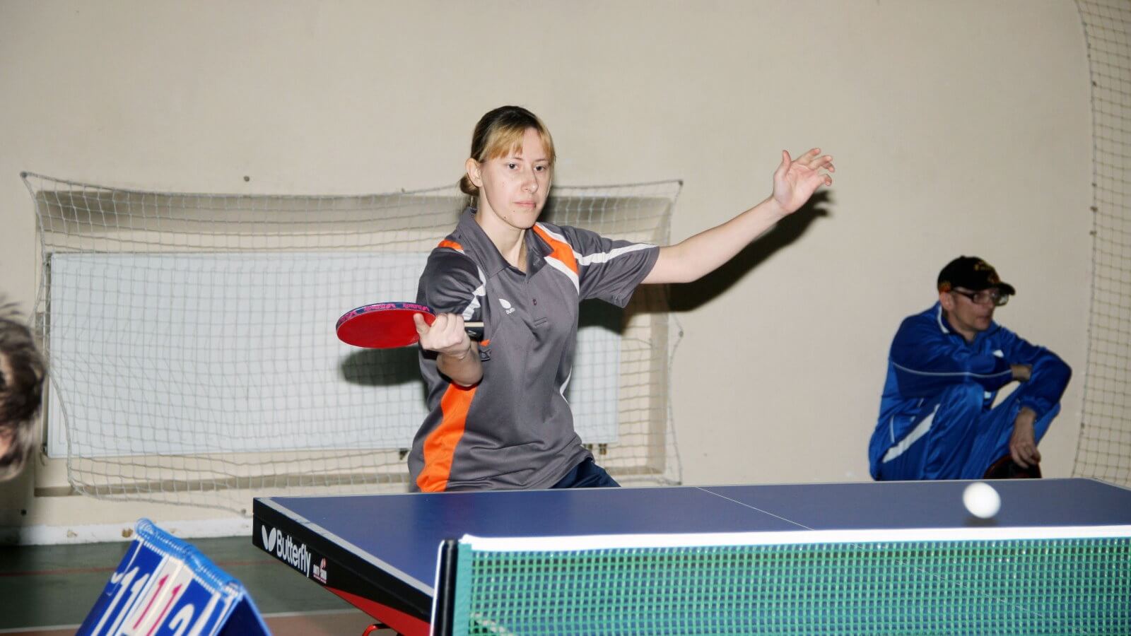 Klaudia Klonowska podczas gry w tenisa stołowego
