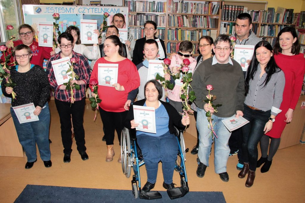 Grupowe zdjęcie uczestników Warsztatu Terapii Zajęciowej w Kwidzynie z nagrodami