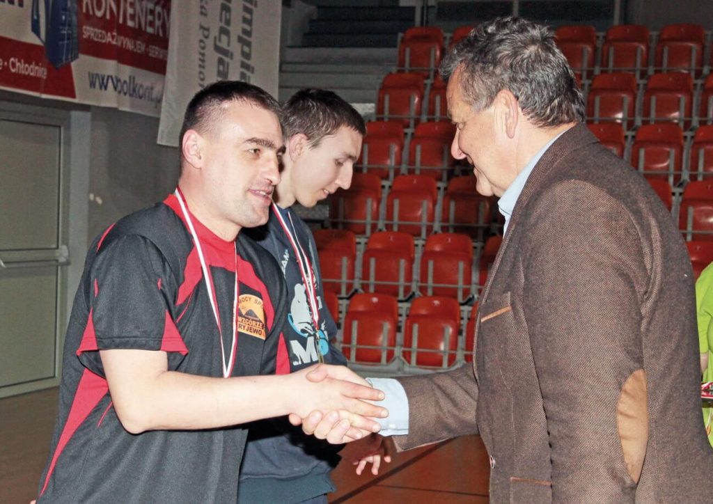 Kazimierz Gorlewicz gratuluje zawodnikom