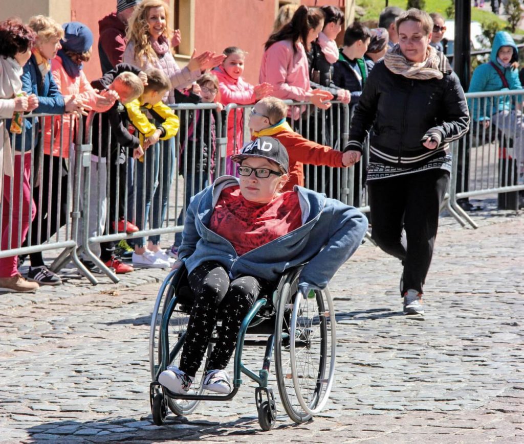 Zawodnicy podczas Biegu Osób Niepełnosprawnych