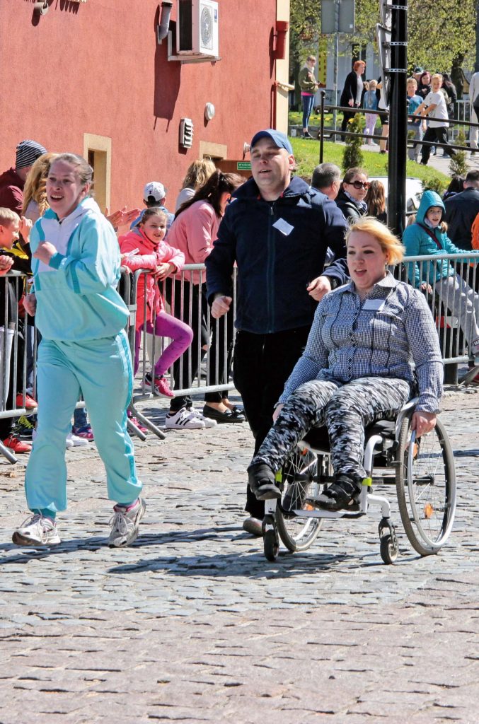 Zawodnicy podczas Biegu Osób Niepełnosprawnych