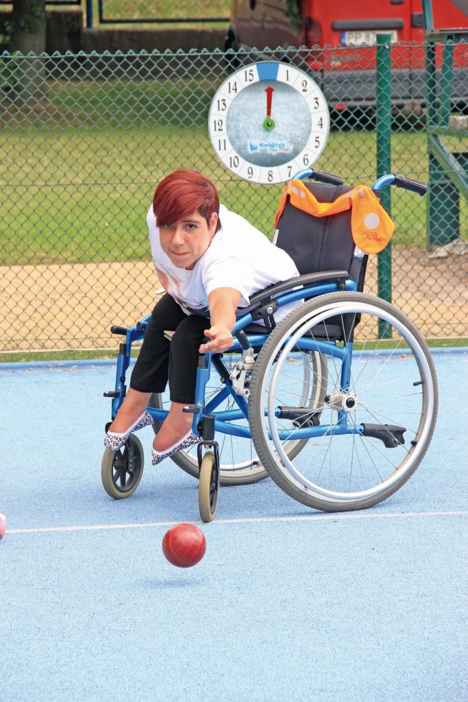 Zawodniczka na wózku inwalidzkim podczas gry w bocce