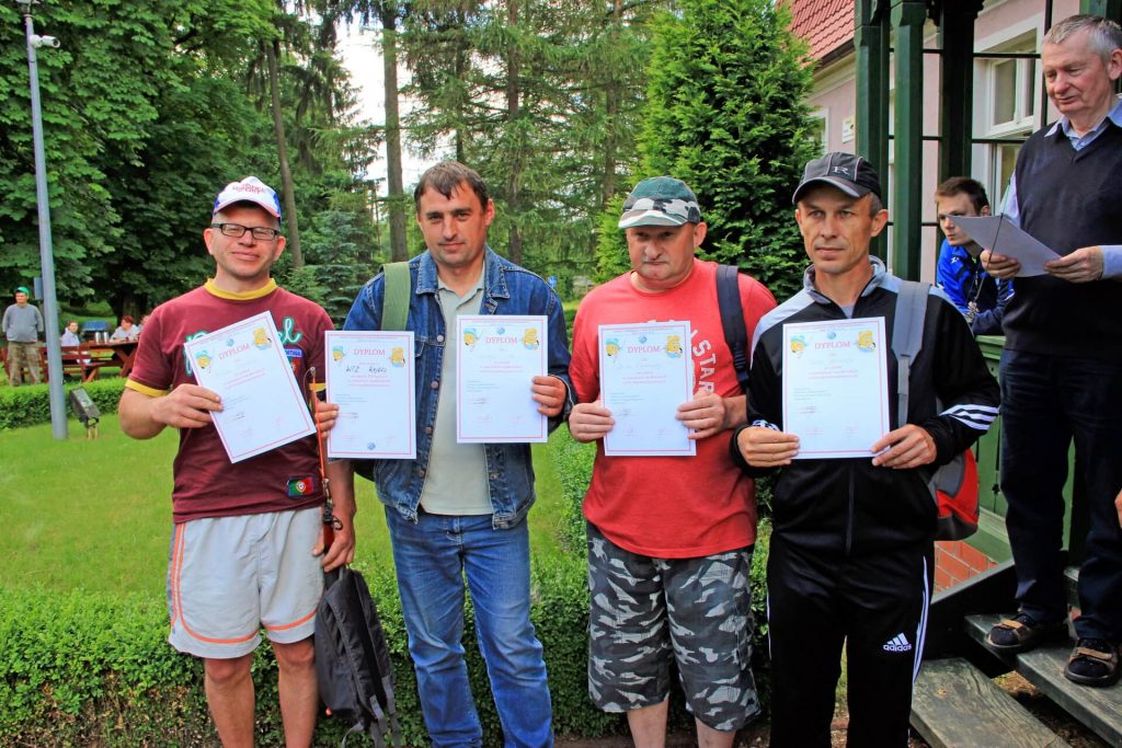 Uczestnicy zawodów wędkarskich z dyplomami
