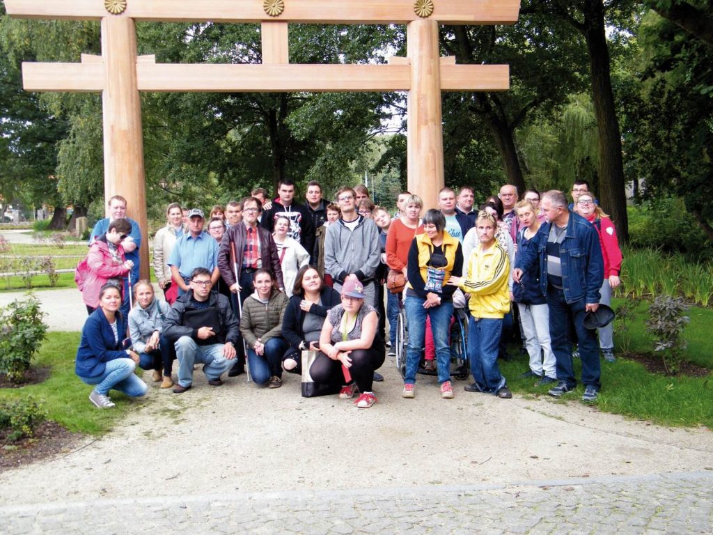 Zdjęcie grupowe uczestników Warsztatu Terapii Zajęciowej w Parku Oliwskim