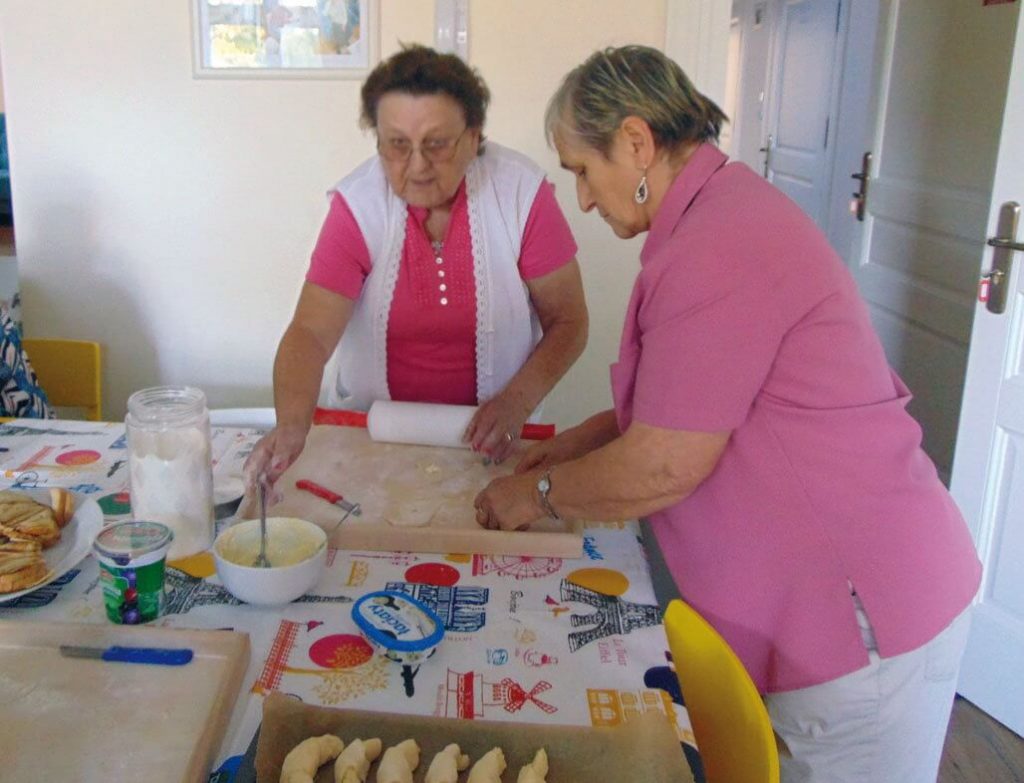 Seniorki przygotowują posiłki w kuchni