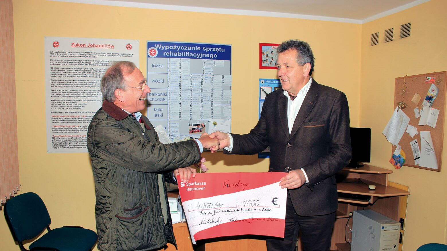 Kazimierz Gorlewicz odbiera symboliczny czek na 1000 euro od doktora Christiana Meyla