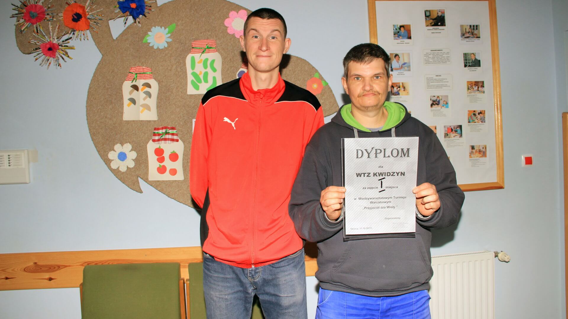 Mariusz Kobus i Artur Jurczak z dyplomem za zajęcie 1. miejsca w turnieju warcabowym