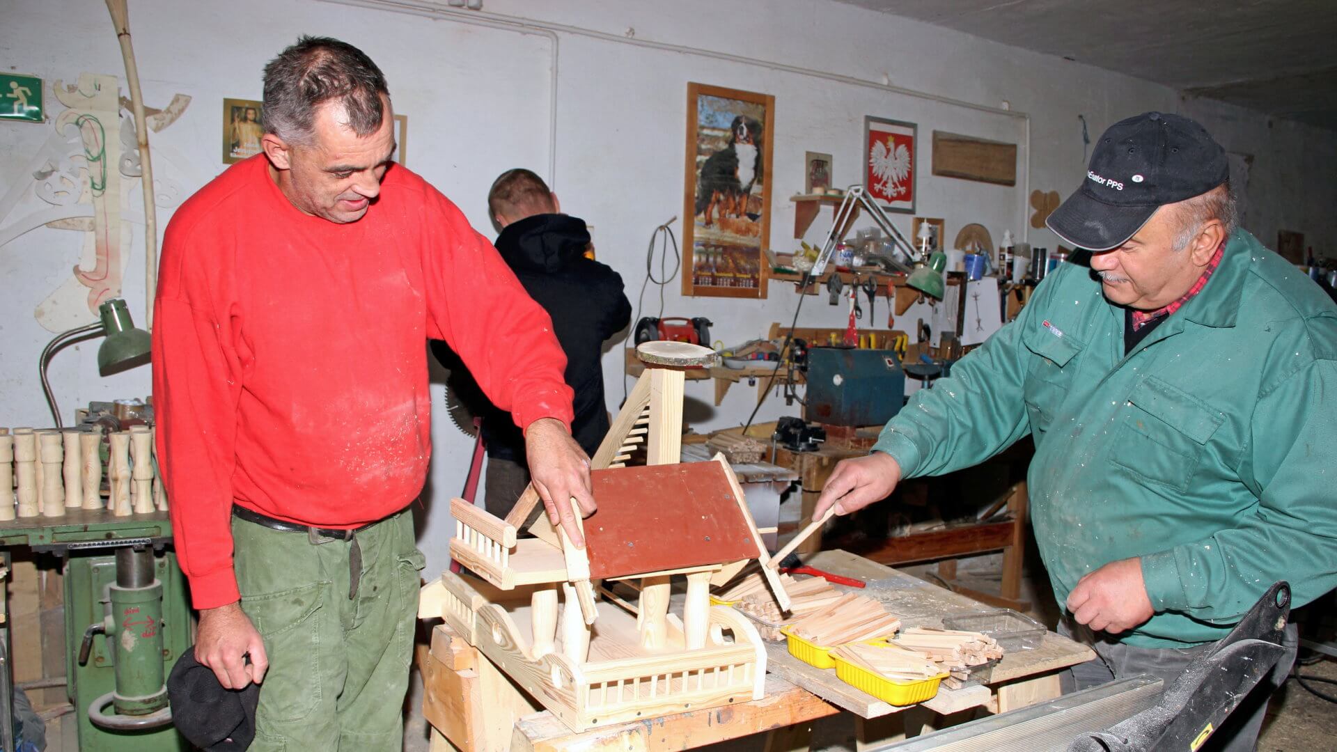 Uczestnicy pracowni edukacyjno-stolarskiej podczas pracy