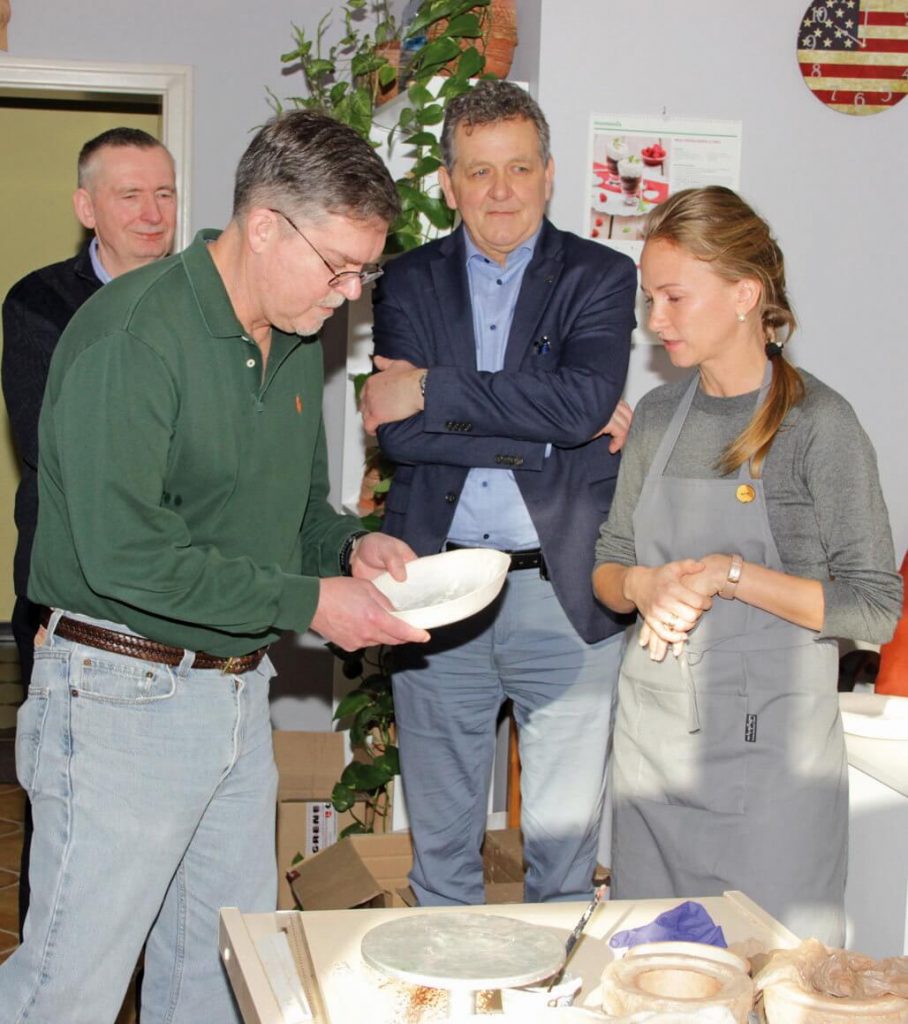 Prezes International Paper Kwidzyn odwiedza pracownię ceramiczną