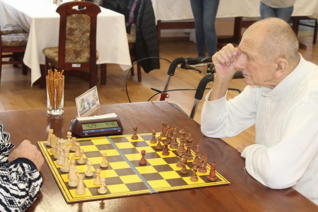Uczestnicy turnieju szachowego podczas gry