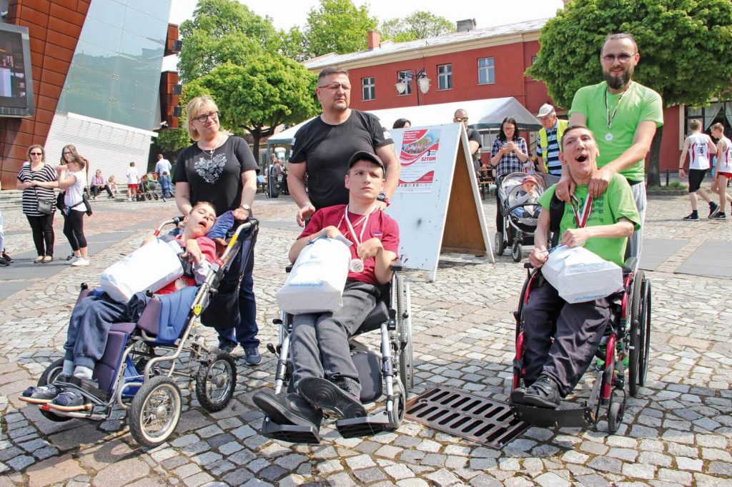 Zawodnicy Biegu Osób Niepełnosprawnych na placu Jana Pawła II