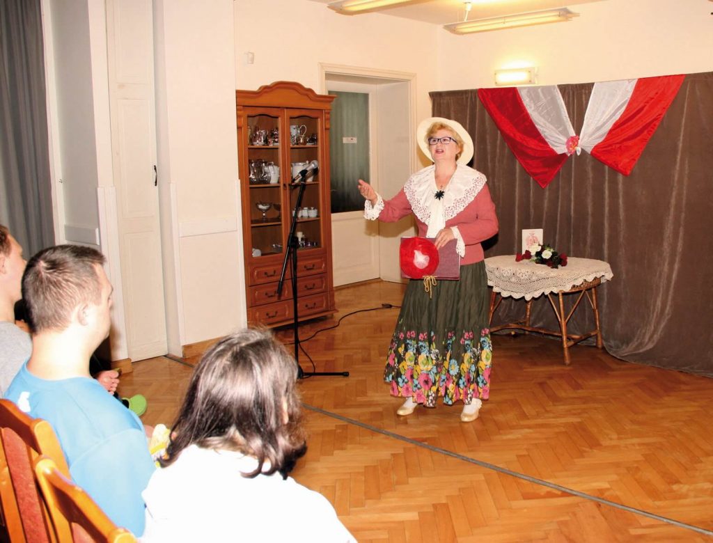 Lucyna Rutkowska prowadzi spektakl w Warsztacie Terapii Zajęciowej