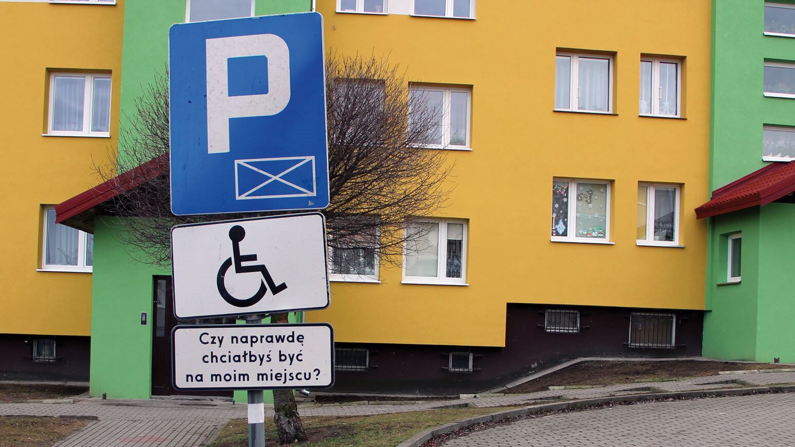 Znak drogowy informujący o miejscu parkingowym dla osób niepełnosprawnych
