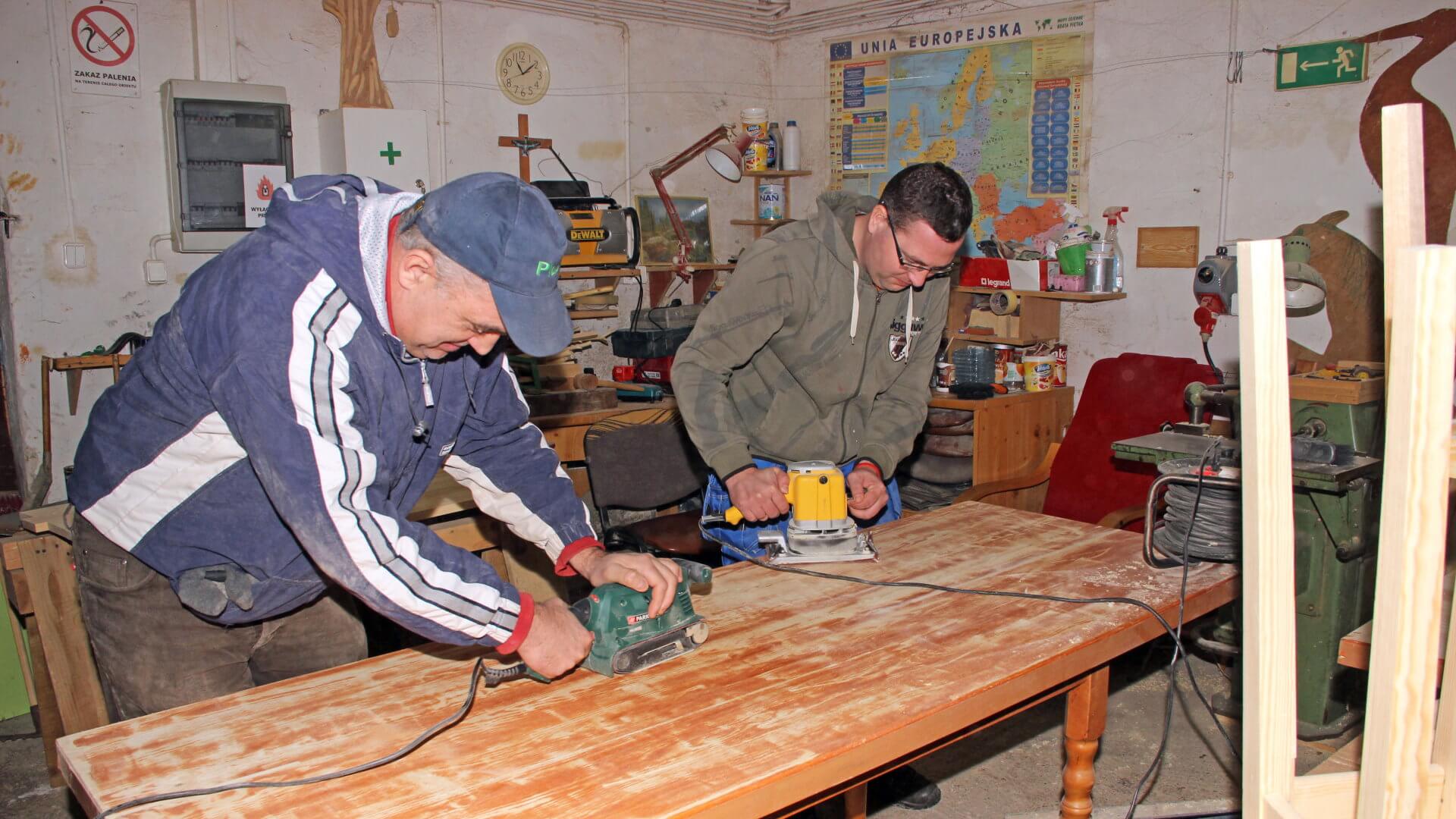 Uczestnicy pracowni edukacyjno-stolarskiej podczas pracy