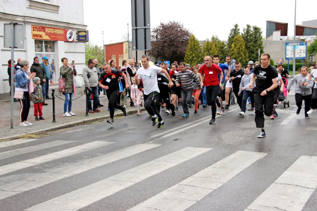 Uczestnicy podczas biegu