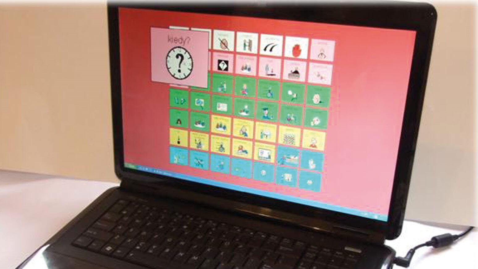 Laptop z uruchomionym oprogramowaniem do komunikacji alternatywnej i wspomaganej
