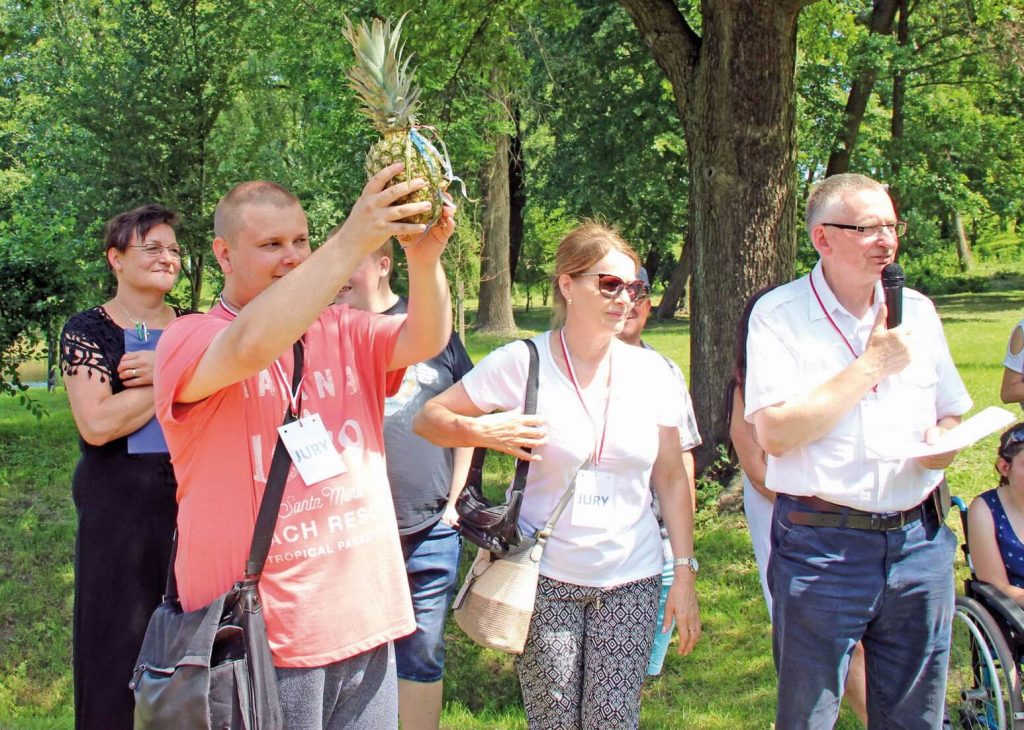 Wręczenie nagrody w postaci ananasa przez jury