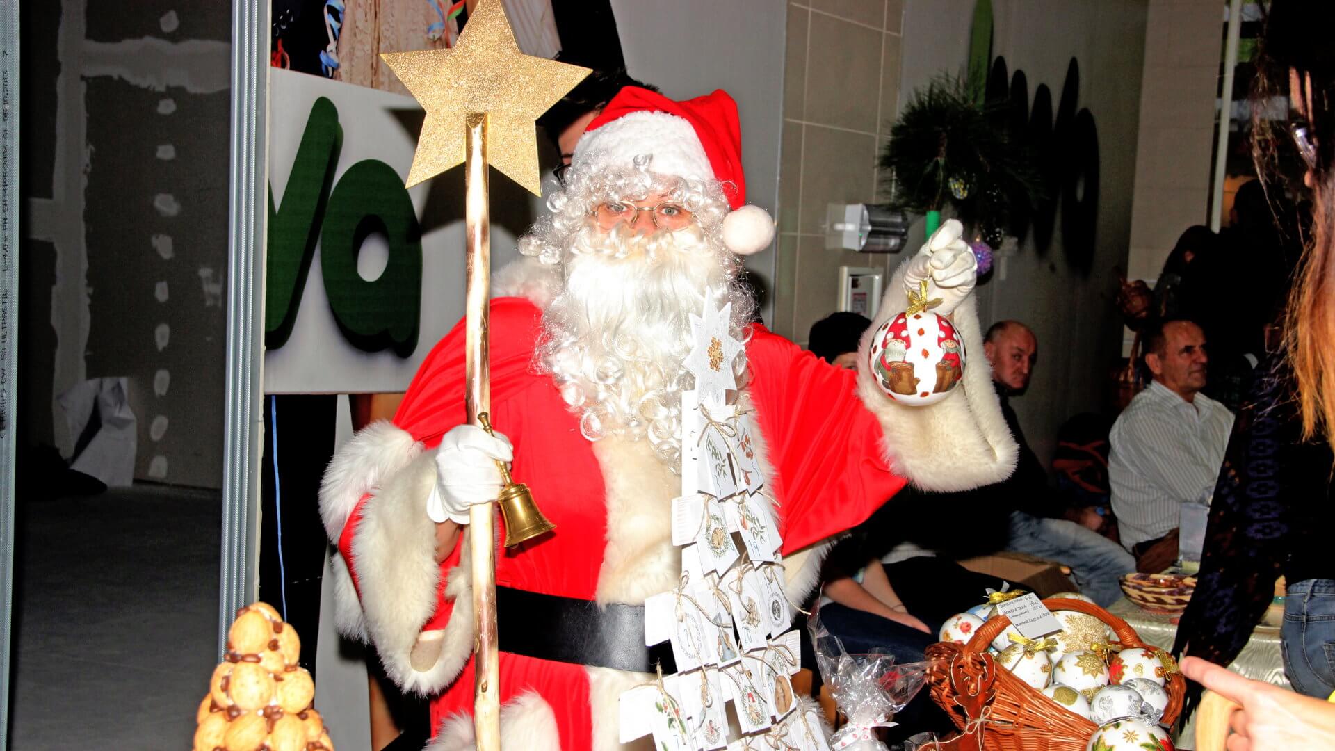 Święty Mikołaj na kiermaszu świątecznym w Centrum Handlowym Liwa