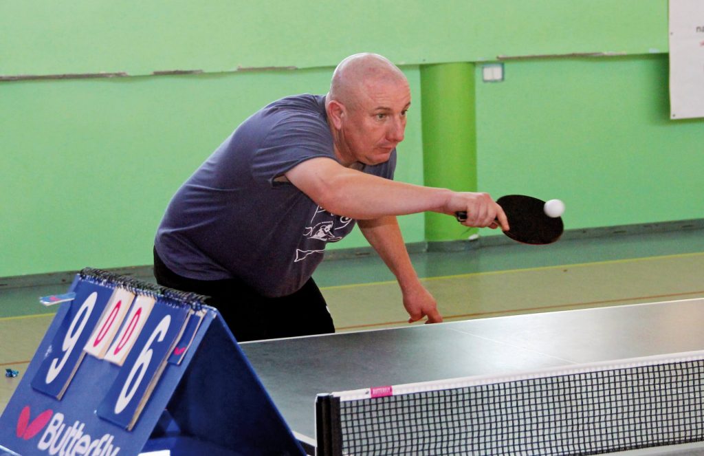 Roman Leszek podczas gry w tenisa stołowego