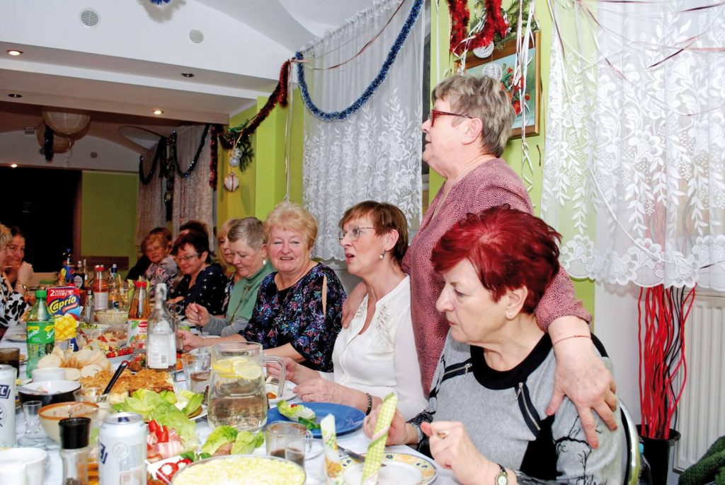 Seniorzy podczas wspólnego posiłku na zabawie z okazji Dnia Babci i Dziadka