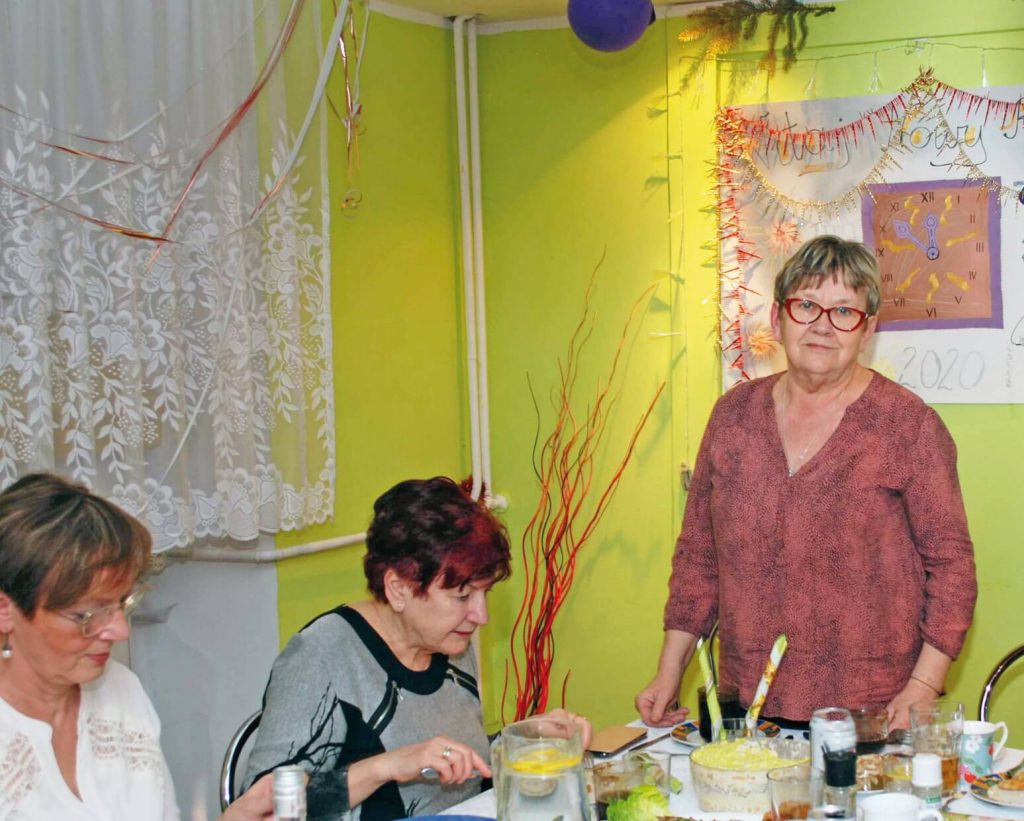 Seniorzy podczas wspólnego posiłku na zabawie z okazji Dnia Babci i Dziadka