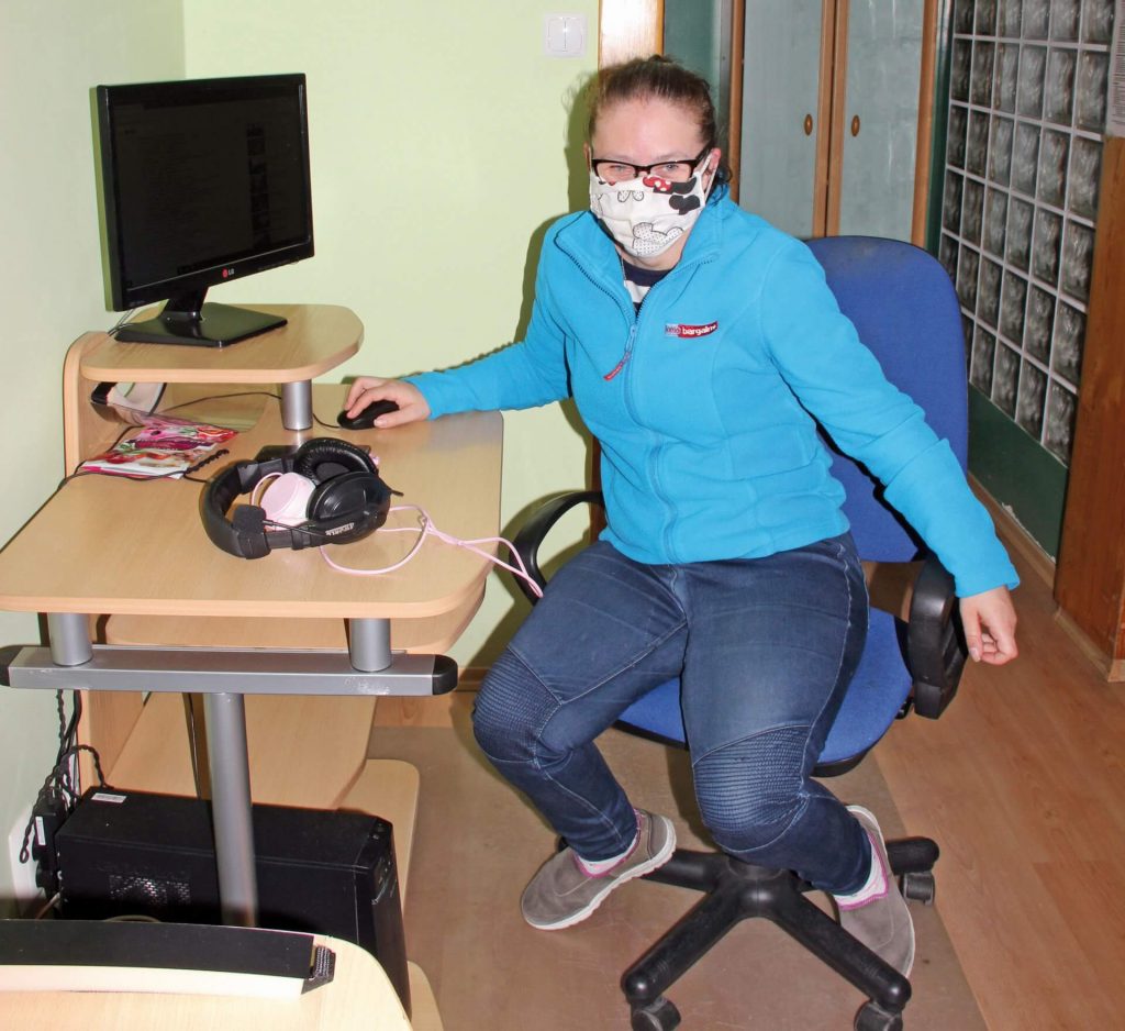 Uczestniczka Warsztatu Terapii Zajęciowej w Kwidzynie w pracowni komputerowej