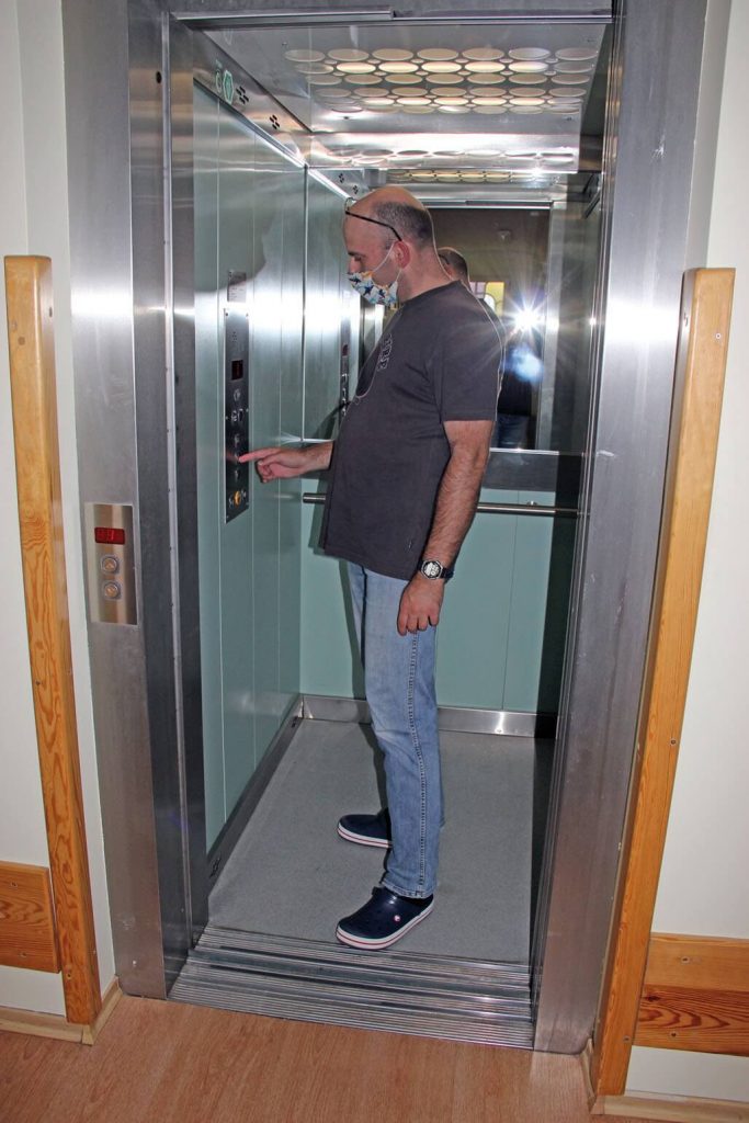 Uczestnik Warsztatu Terapii Zajęciowej w Kwidzynie w windzie
