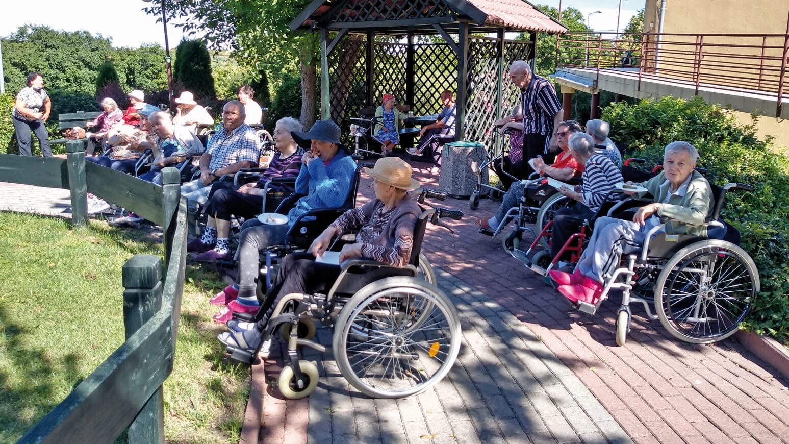 Seniorzy siedzą na świeżym powietrzu