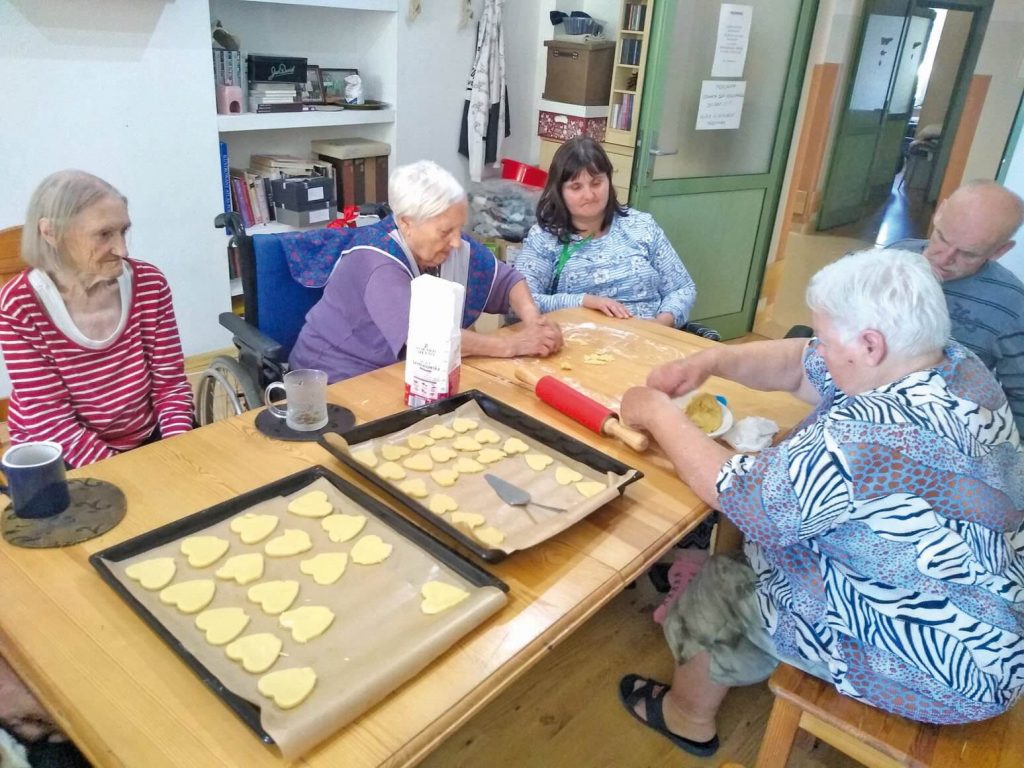Seniorzy robią ciastka w kształcie serca